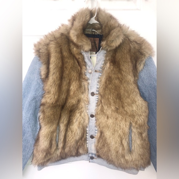 Levi’s jean/faux fur jacket (M) - Picture 3 of 13
